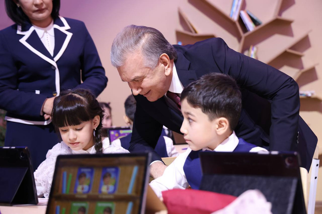 "Qiz farzandni, onani o‘qitsak, jamiyatni o‘qitgan bo‘lamiz", — Shavkat Mirziyoyev