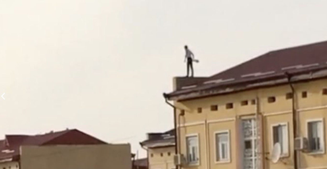 Нукусда маст эркак ўзини уй томидан ташламоқчи бўлди