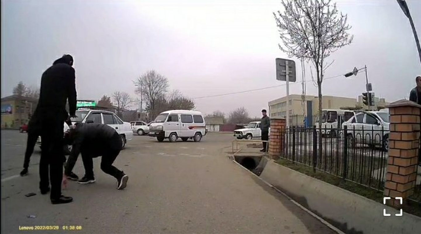 Гулистондаги ҳайдовчилар йўл талашиб муштлашди