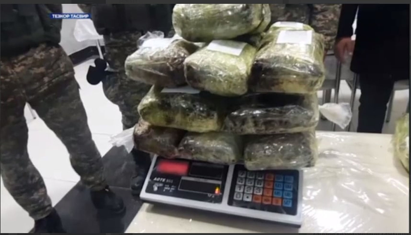 Номаълум шахслар томонидан ўзбек-тожик чегараси яқинида 26 кг наркотик модда қолдириб кетилди — видео