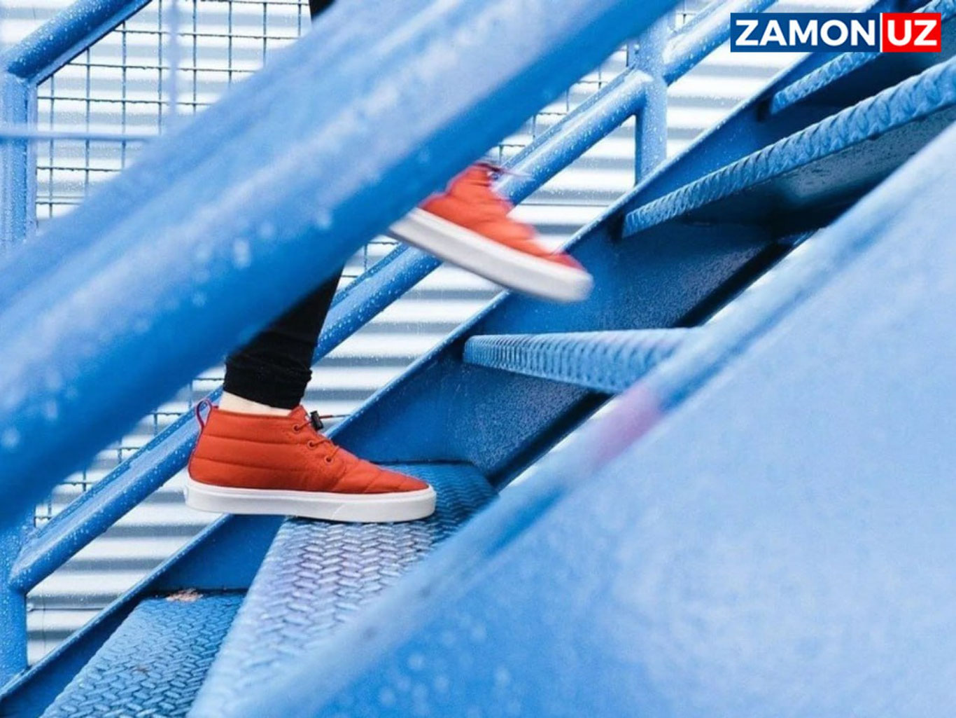 Қозоғистонда аёл полиция ходимининг устига қулаб тушди