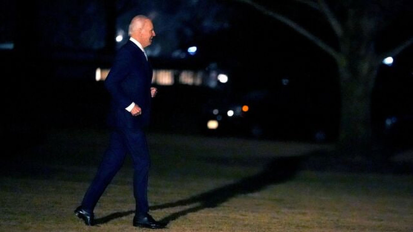 Bayden jurnalistlardan qochib ketdi