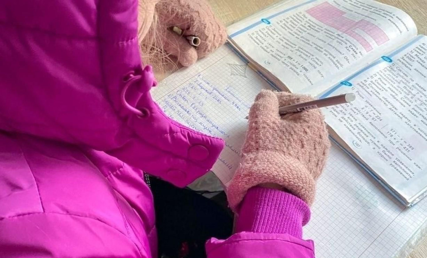 O‘quvchilar darsda. Maktab boshlangani haqidagi rasmiy xabar esa endi berildi
