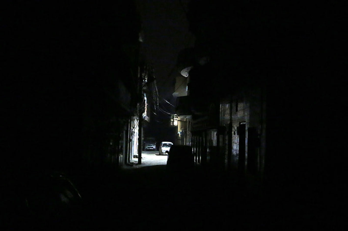 Покистон зулматда қолди