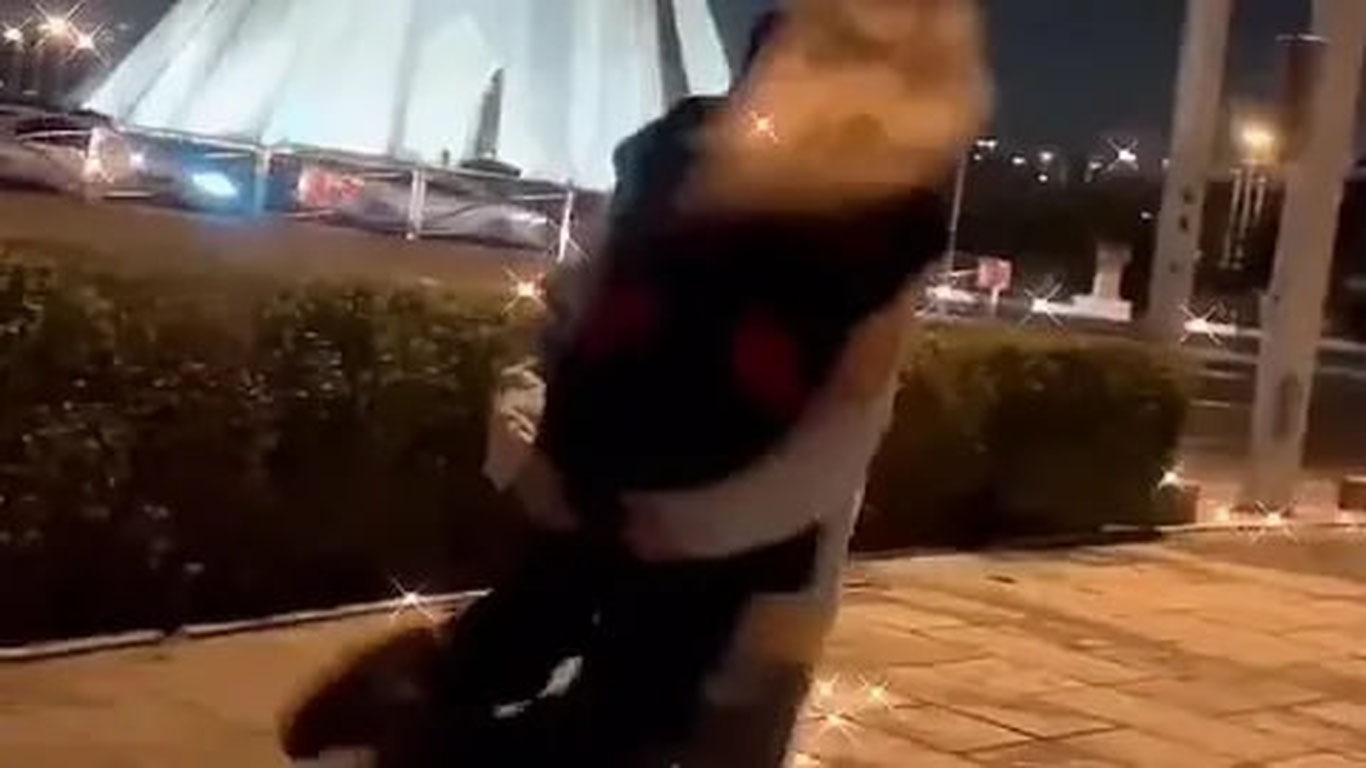 Эронда икки блогер кўчада рақс тушган видеоси учун 10,5 йилга қамалди