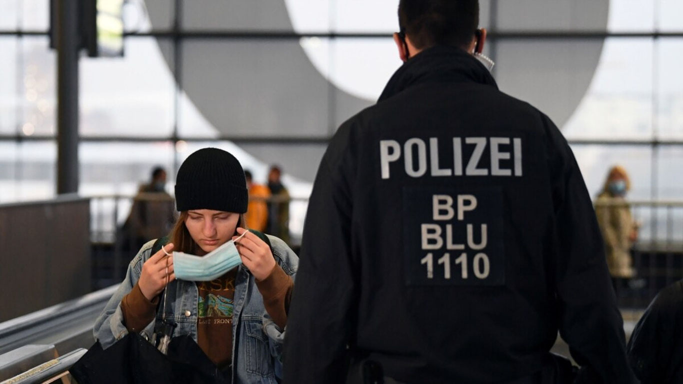 Германияда автобус ва поездларда ниқоб тақиш мажбурияти бекор қилинди