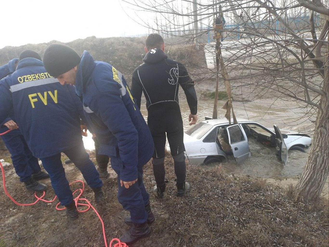 Farg‘onada “Nexia” kanalga tushib ketdi