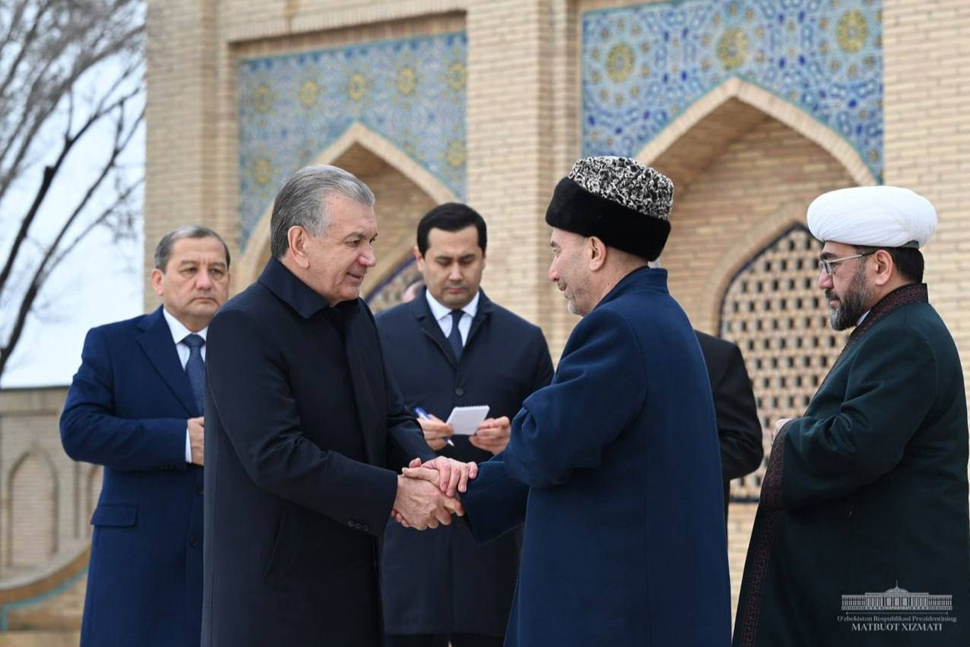 Shavkat Mirziyoyev Bahouddin Naqshband maqbarasini ziyorat qildi — foto