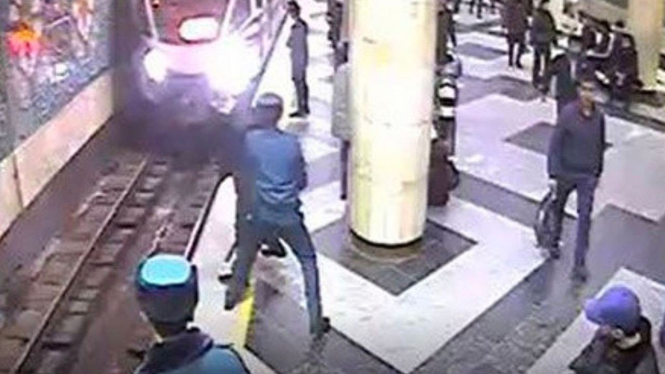 Тошкент метросида эркак ўзини поезд тагига ташламоқчи бўлди