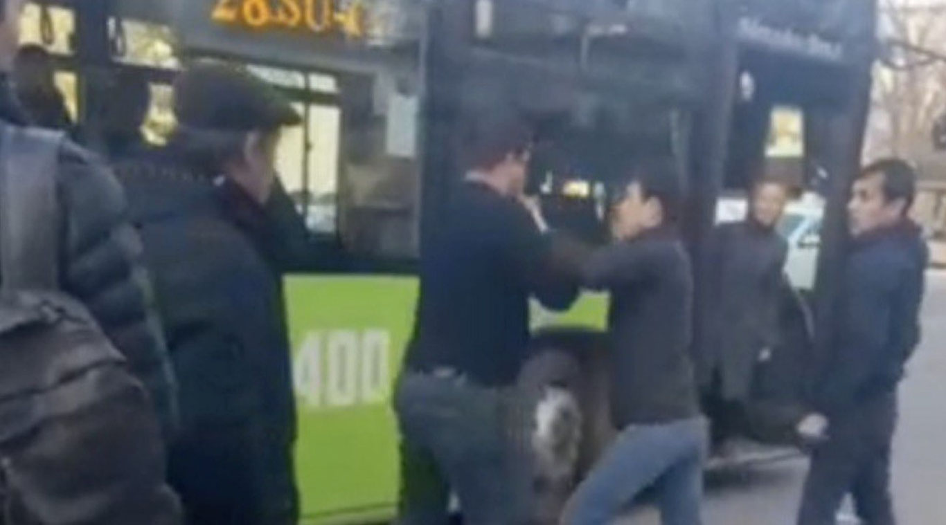 Тошкентда автобус ҳайдовчилари ўртасида жанжал чиқди