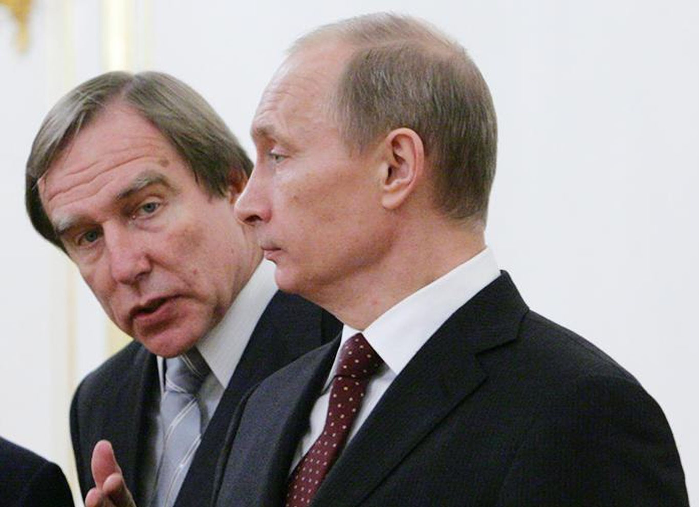 Shveysariyalik bankirlar Putinning yaqin do‘stiga yordam berishda ayblanmoqda