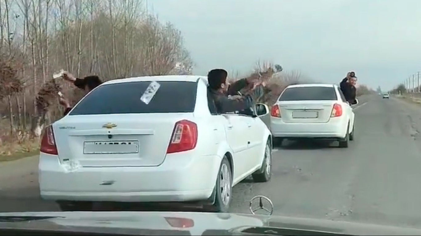 Qashqadaryoda to‘y kunida mashina oynasidan tanasini chiqarib, pul sochganlarga chora ko‘rildi