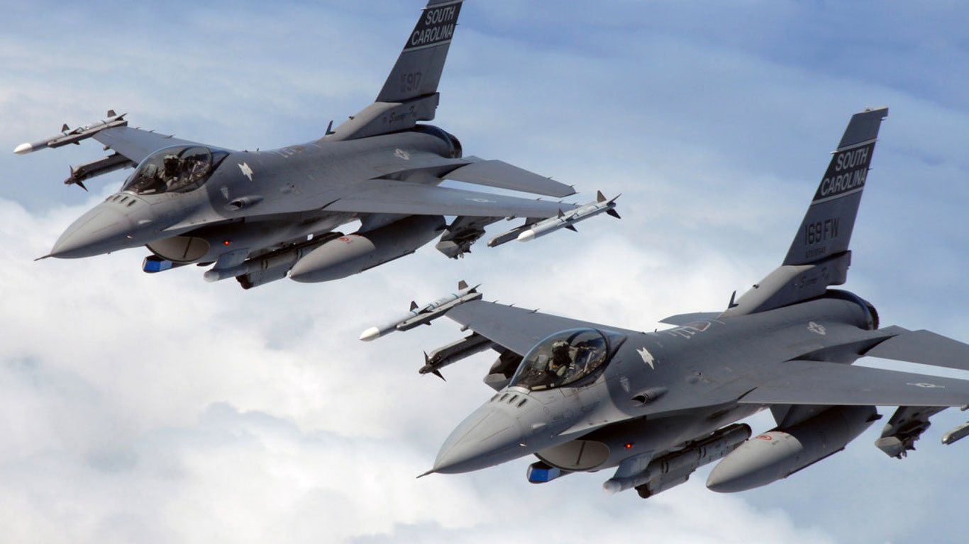 Сенаторлар Украинага F-16 самолётини беришни талаб қилди