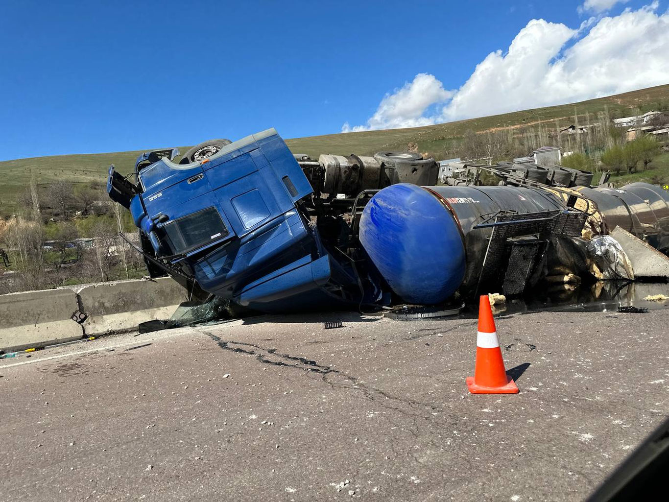 Қамчиқда нефт маҳсулоти ортилган машина ағдарилиб кетди