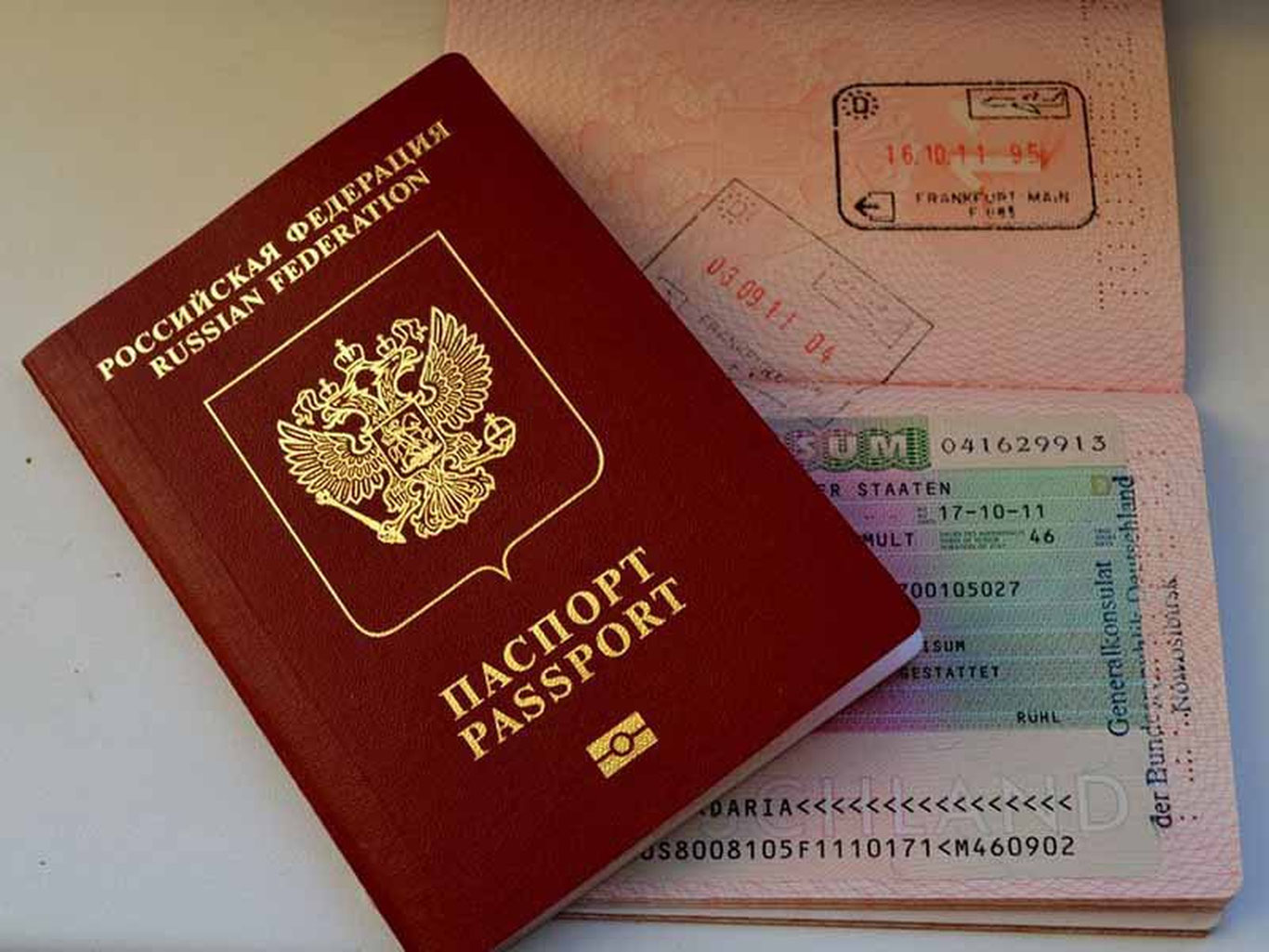 Россияда амалдорларнинг хорижга чиқиш паспортлари олиб қўйилмоқда