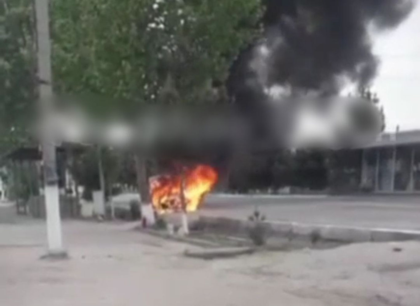 Андижонда йўл четида турган Nexia ёниб кетди