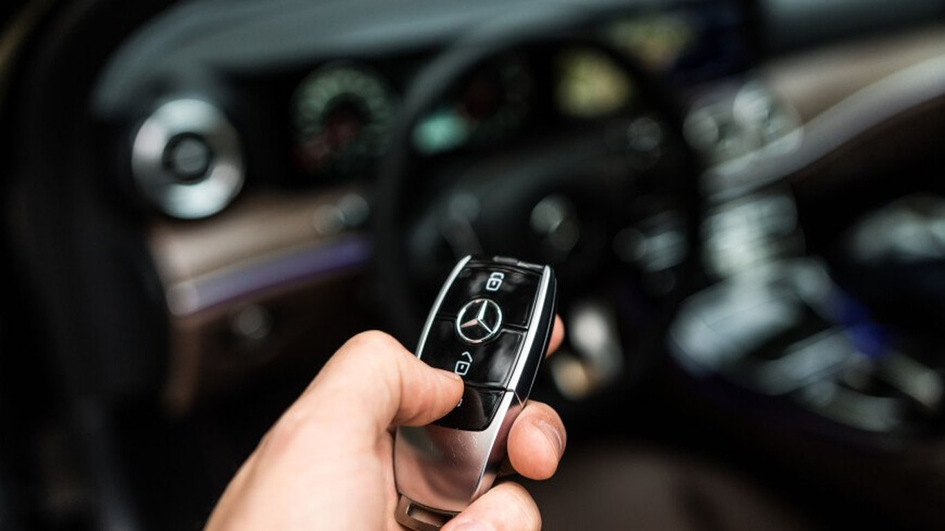 Малайзиялик ота-она 5 ёшли қизига Mercedes совға қилди