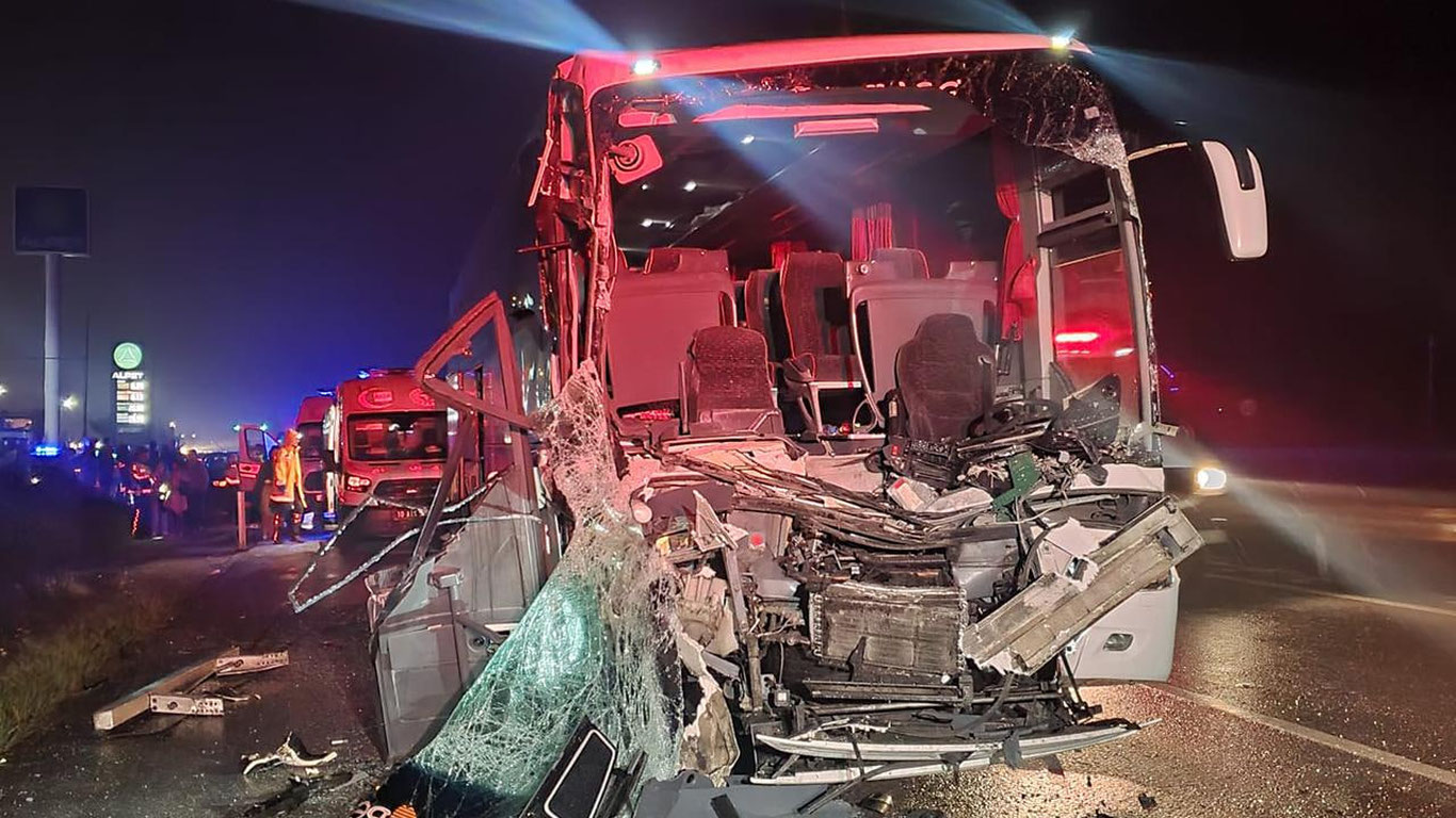 Туркияда болаларни олиб кетаётган автобус ЙТҲга учради