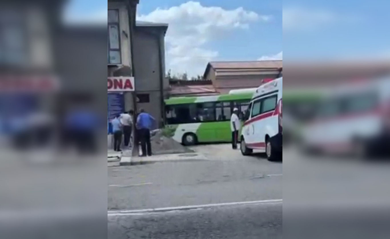 Toshkentda yo‘lovchi avtobus YTHga uchradi