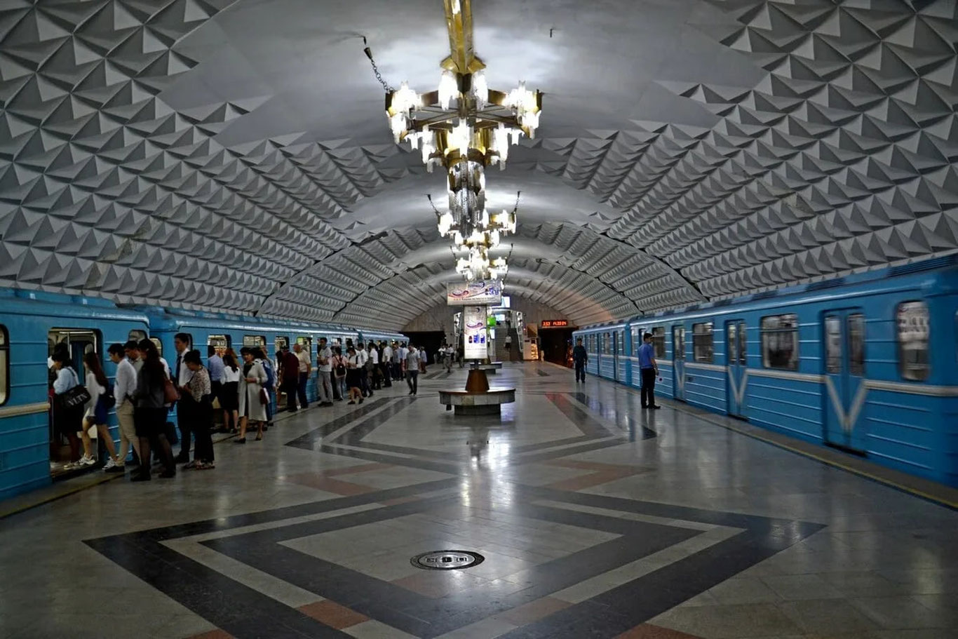 Toshkent metrosida ayollar va erkaklar alohida navbatda turishi so‘ralgani aytildi