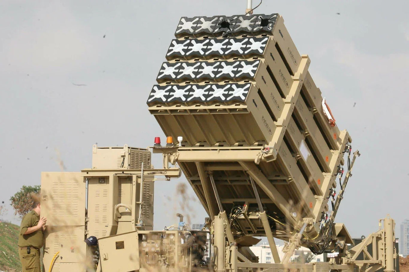 АҚШ Украинага битта “Темир гумбаз” ракетага қарши мудофаа батареясини беришга тайёр