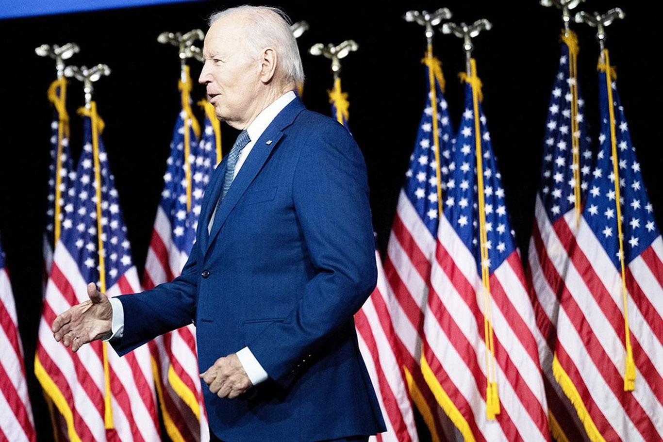 Байден яна саҳнада адашиб қолди