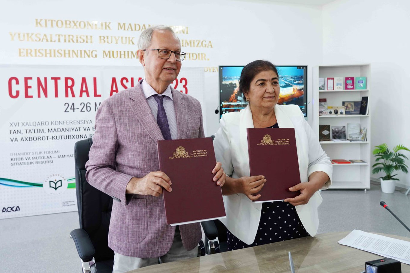 Buxoro amirligi tarixiga oid adabiyotlarning elektron versiyasi Buxoro AKMga sovg‘a qilindi