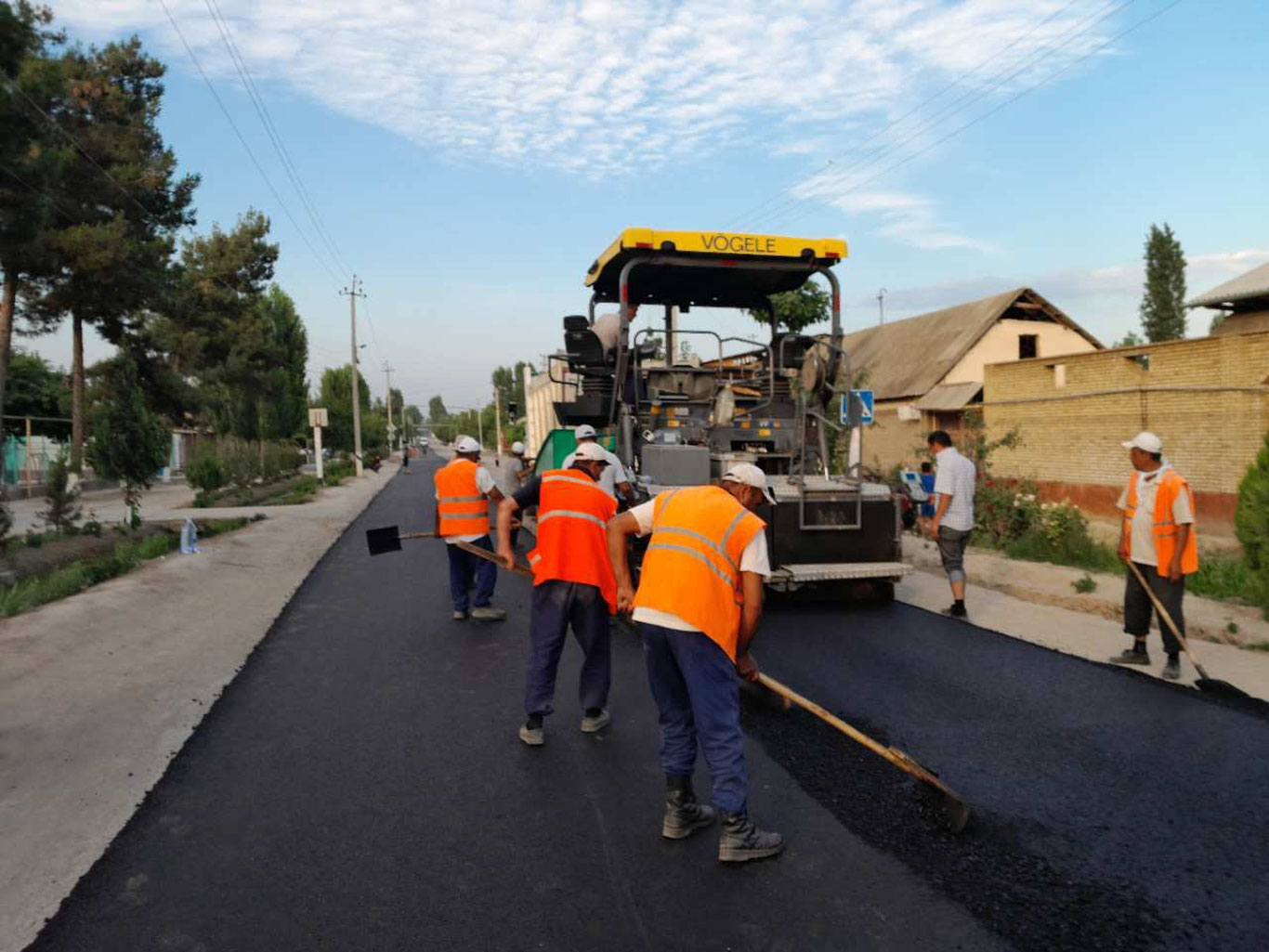 Taʼmirtalab yo‘llar taʼmirlanmoqda