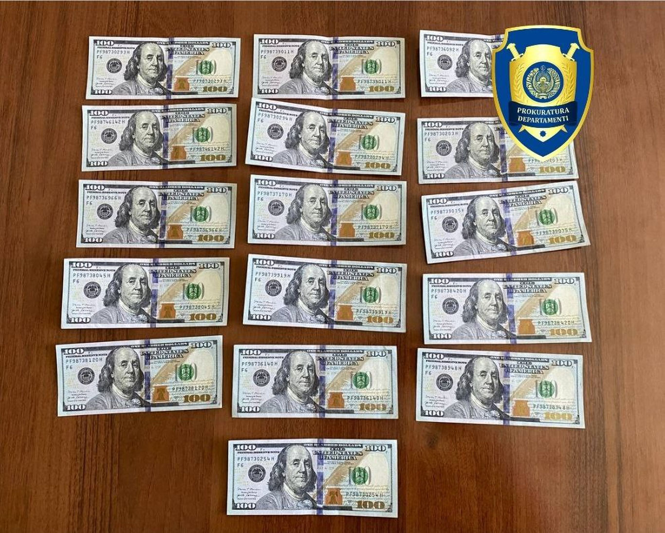 Андижондаги банкда мижозга қалбаки доллар берилди