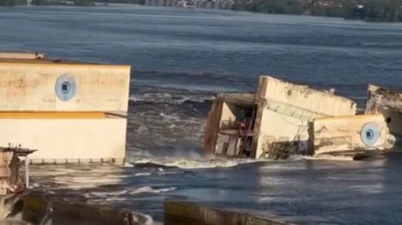 Тўғон суви Нова Каховка шаҳрини ювиб кетмоқда