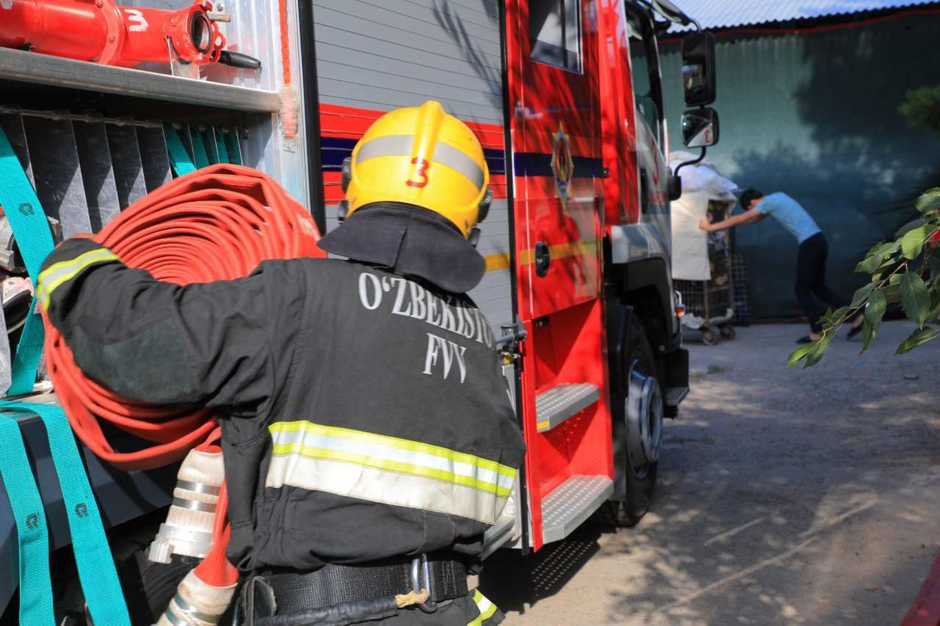 Toshkentdagi ko‘p qavatli uyning tomi yonib ketdi