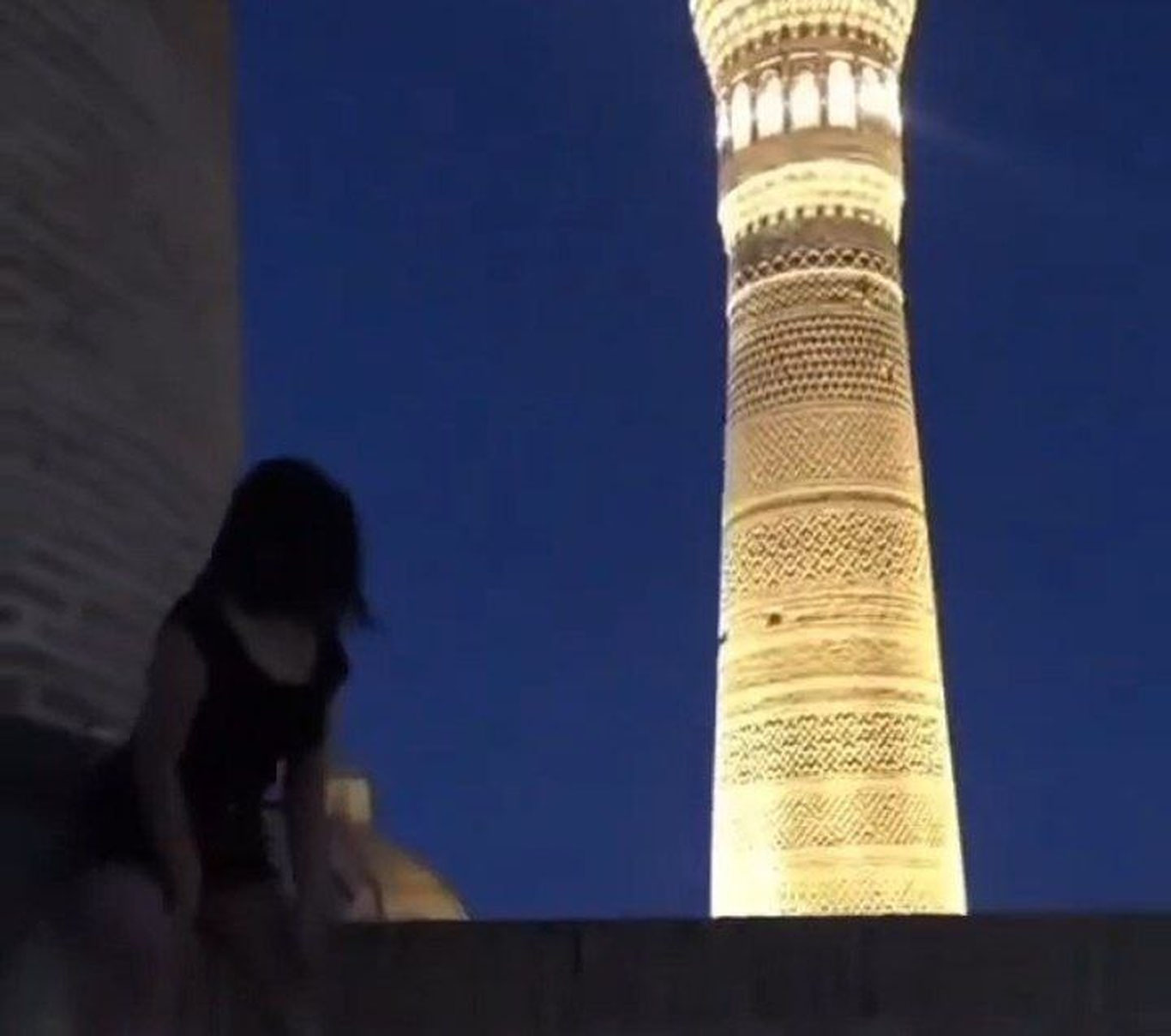 Buxoroning tarixiy qismida uyatsiz harakatlar qilgan qiz va yigit javobgarlikka tortildi