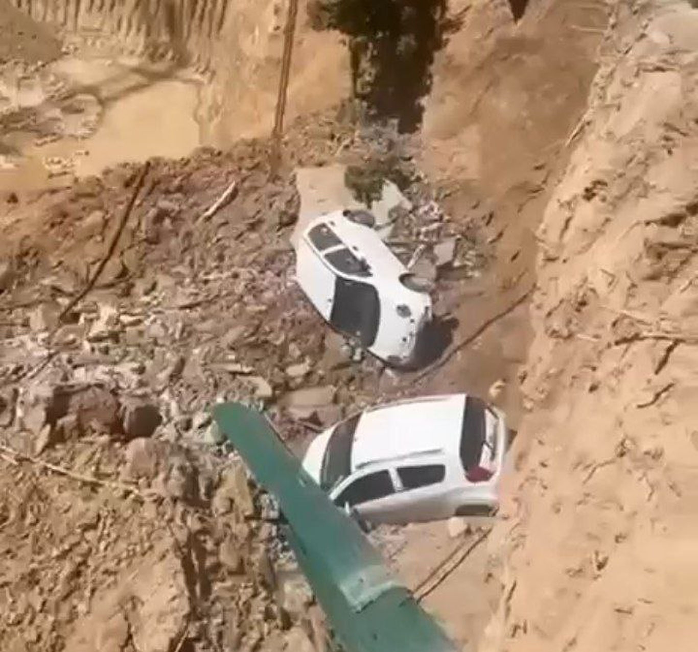 Toshkentda avtomobillar chuqurlikka tushib ketdi