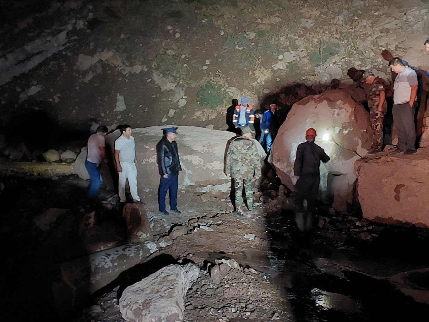 Сурхондарёда сел келиши оқибатида довон йўли ёпилиб қолди