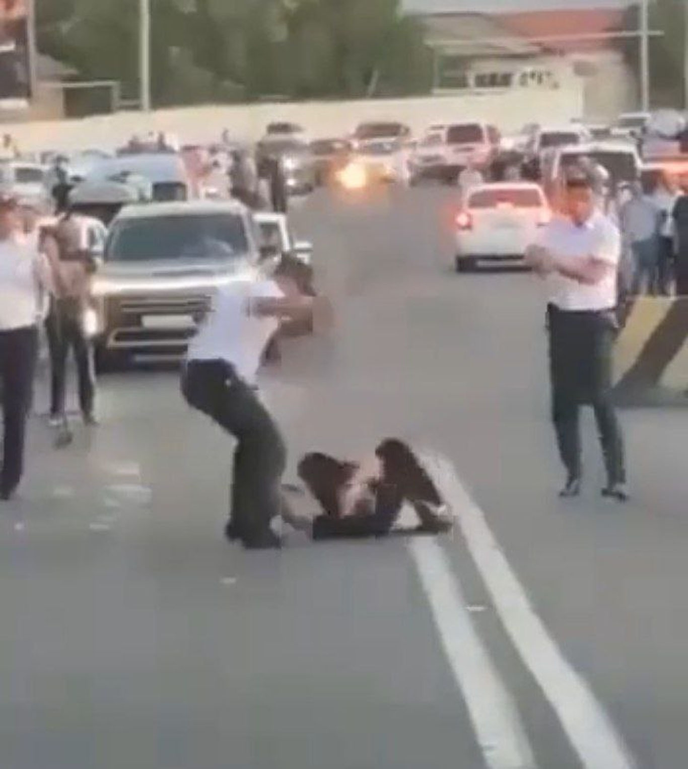 Тошкент вилоятида ички ишлар ходимлари резина таёқдан фойдаланиб, фуқарога жисмоний куч ишлатди