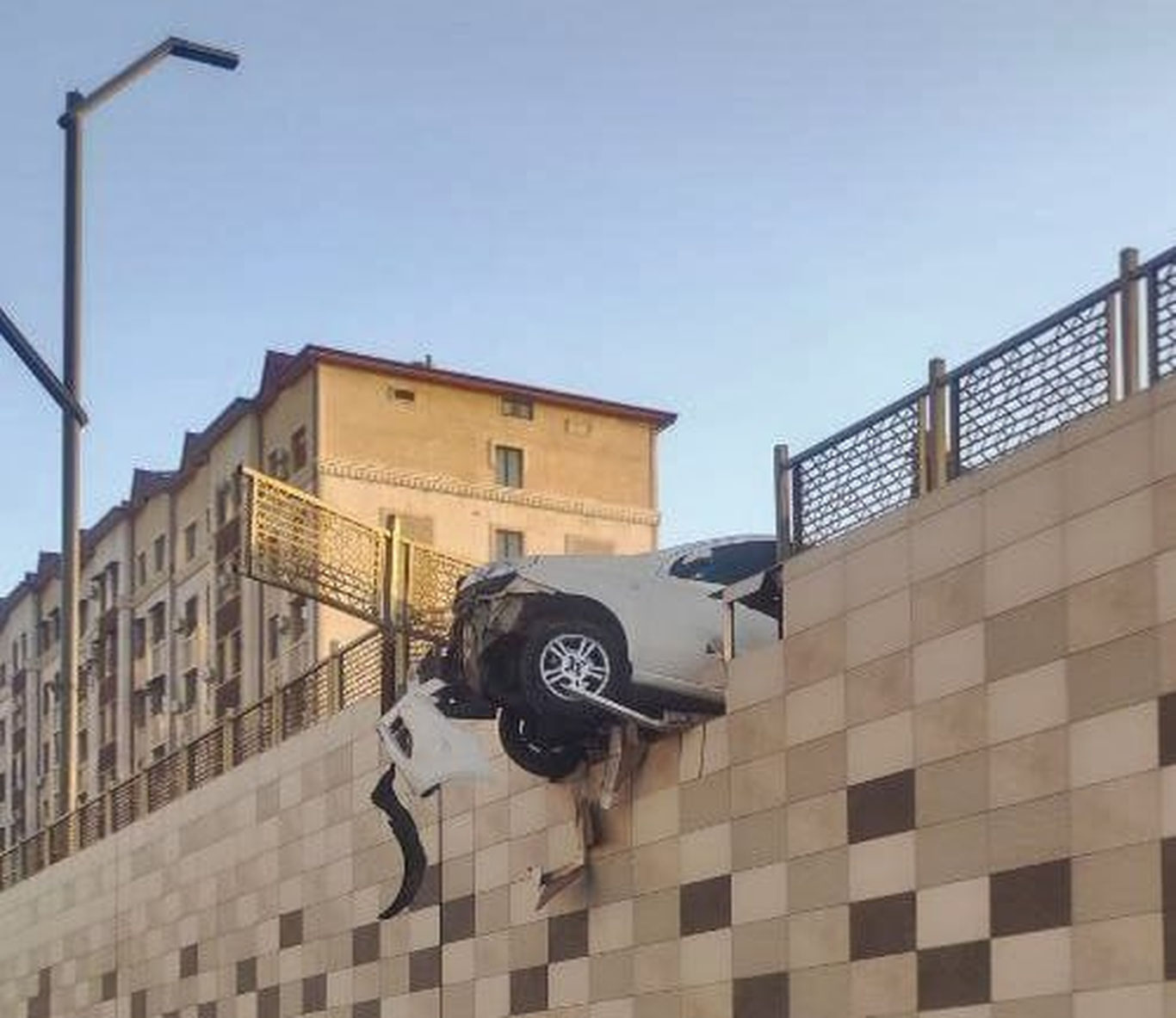 Тошкентда Nexia тўсиққа урилиб, уни бузиб юборди