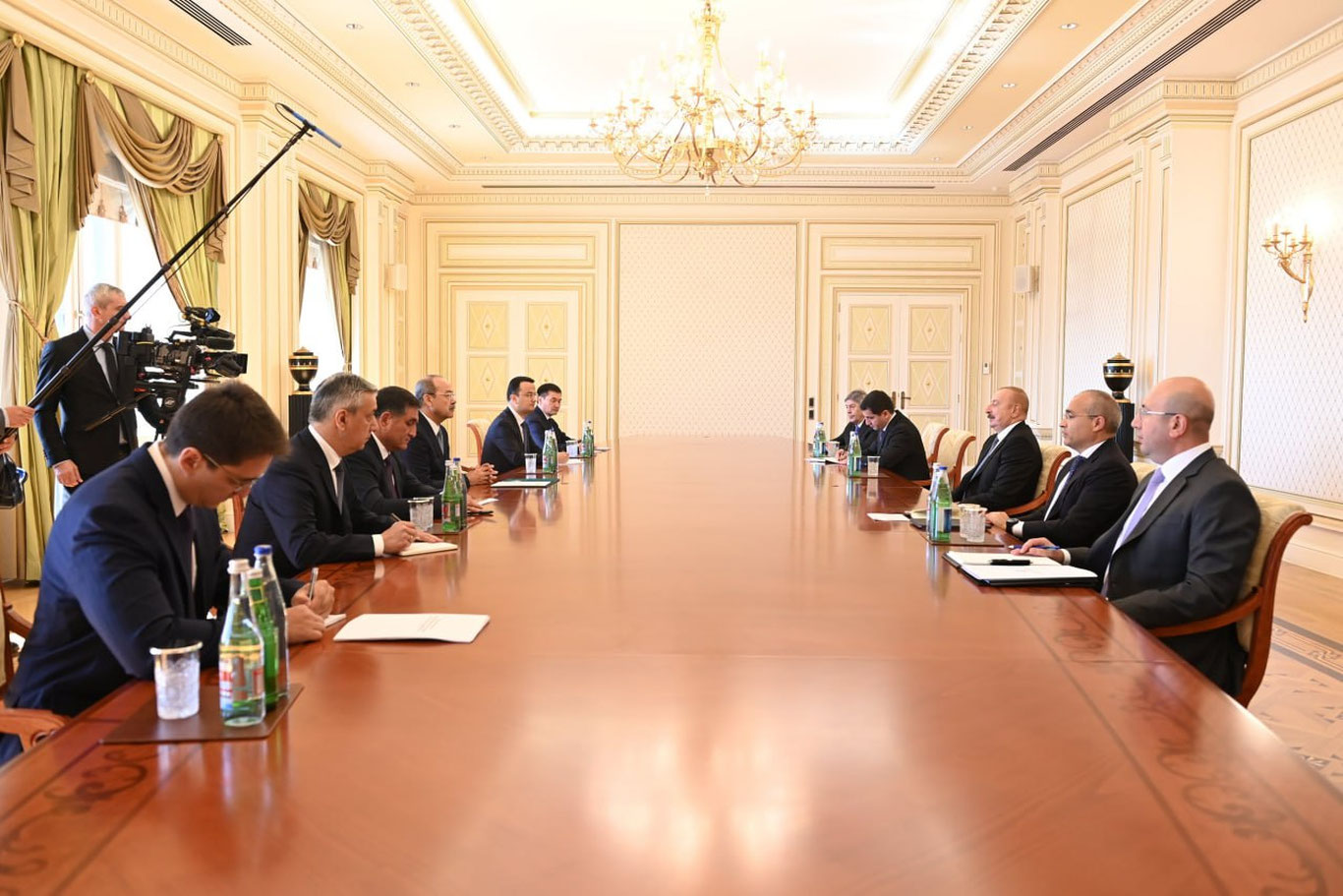 Илҳом Алиев Абдулла Арипов бошчилигидаги Ўзбекистон делегациясини қабул қилди