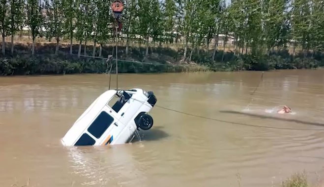 Namanganda ikkita Damas kanalga tushib ketdi