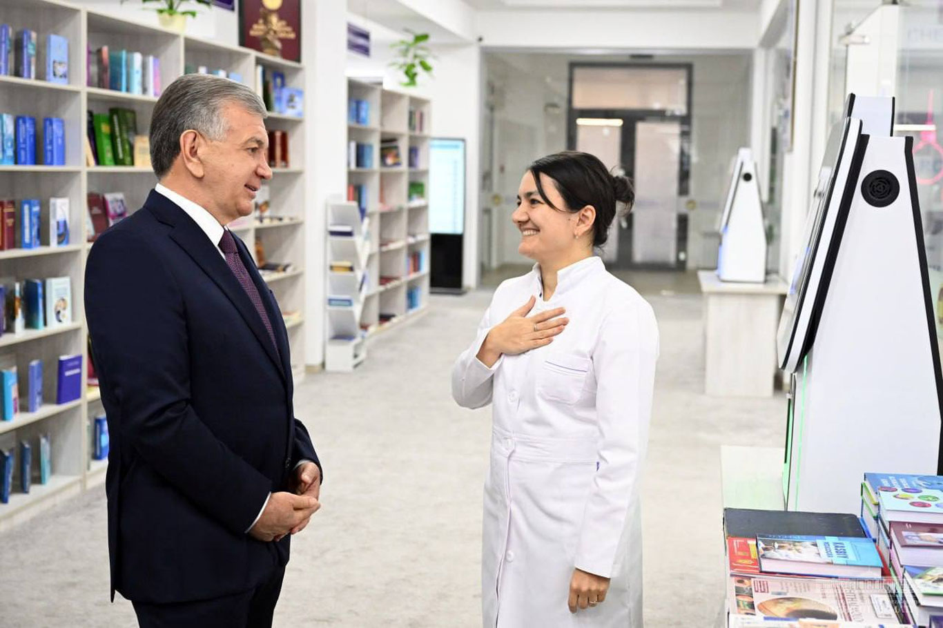 Shavkat Mirziyoyev Buxoro davlat tibbiyot institutiga bordi
