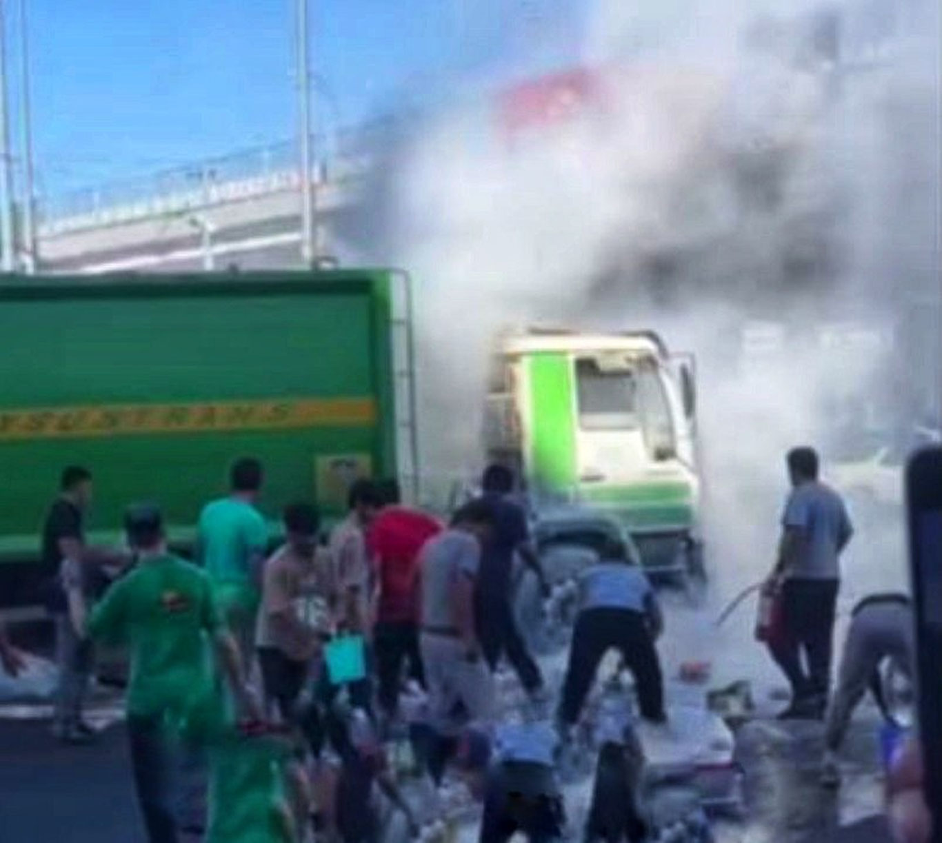 Тошкентда чиқинди ташувчи машинада ёнғин юз берди