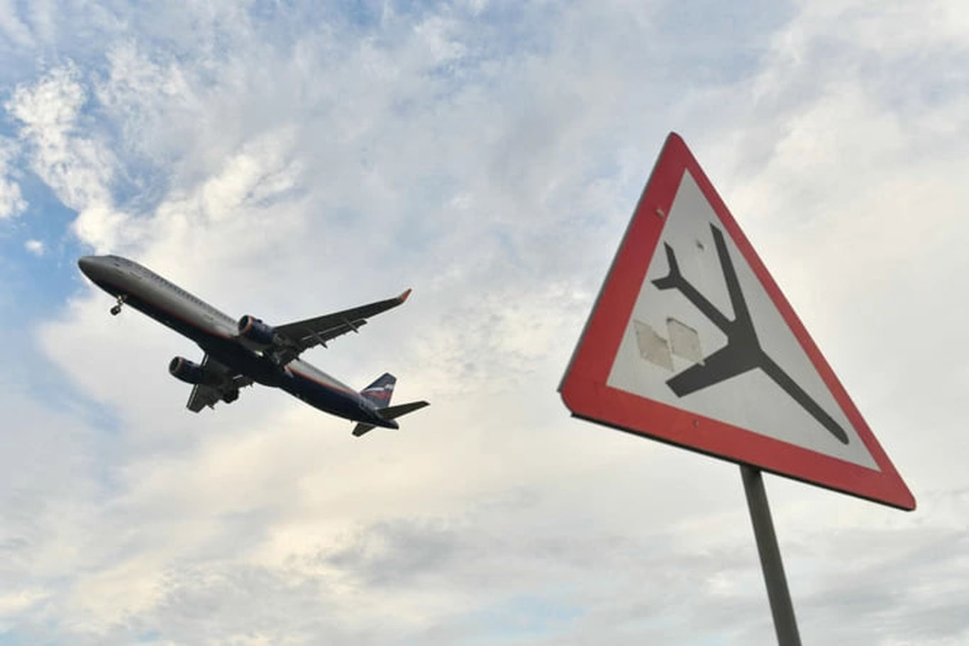 Москвадаги барча аэропортлар дрон ҳужуми туфайли ёпилди