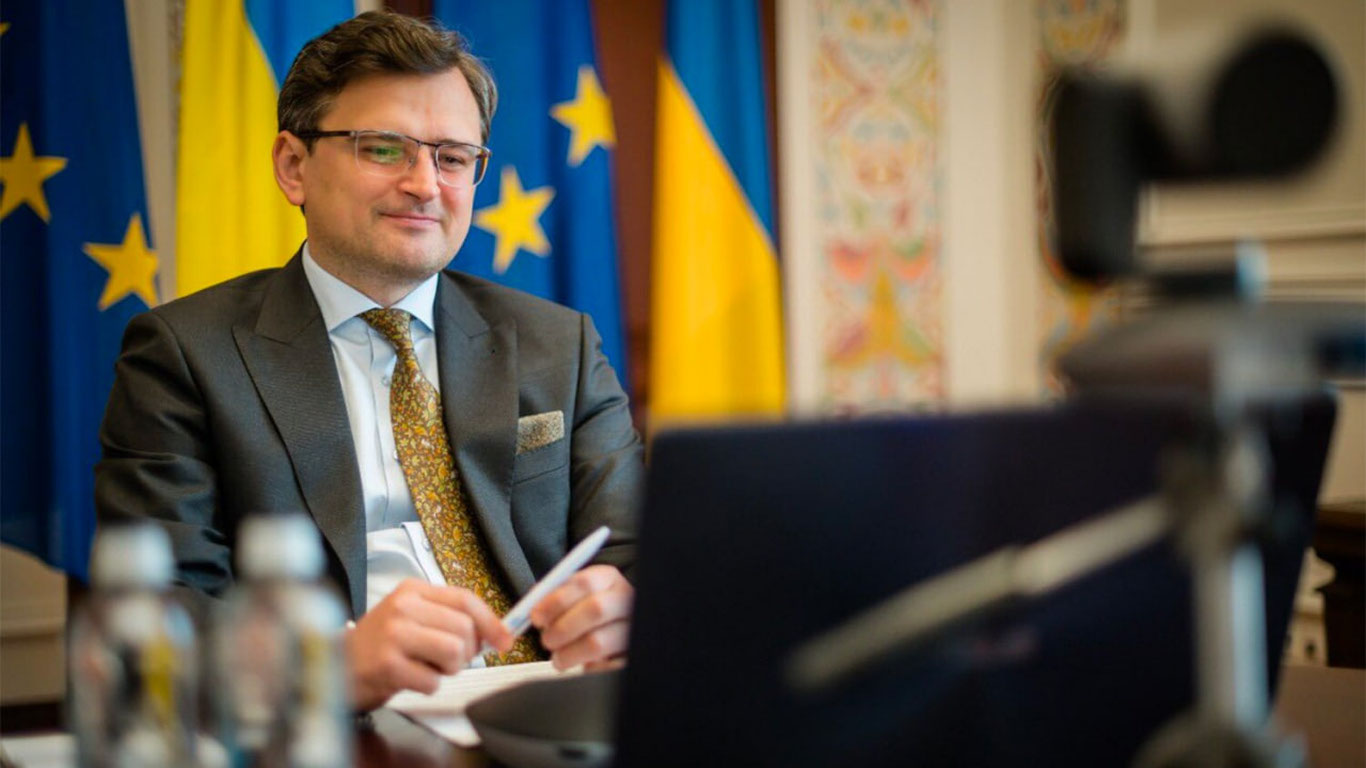 Украина ташқи ишлар вазири ижтимоий тармоқда қўшиқ «куйлади»