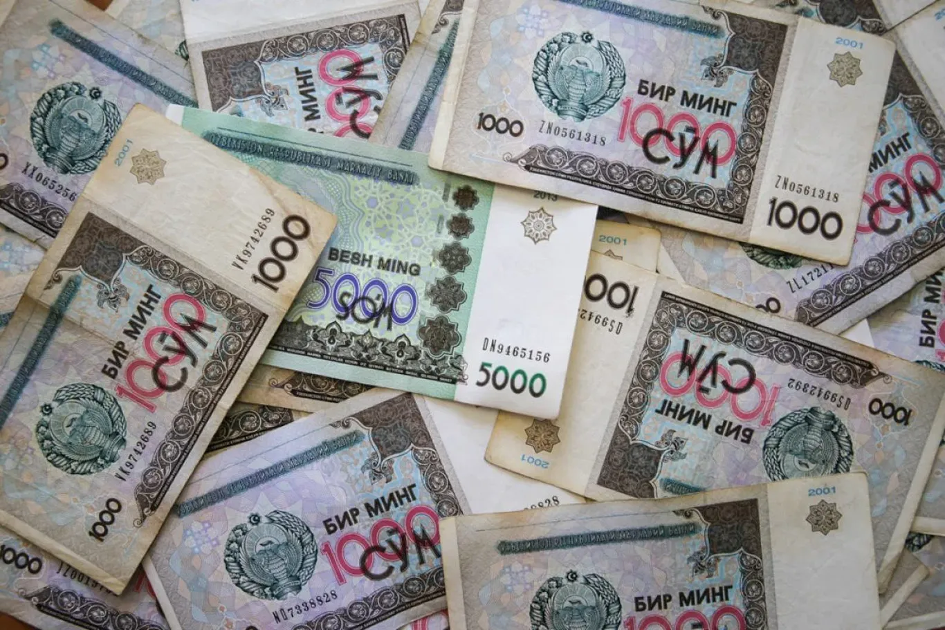 Jizzaxda bank xodimi kredit qarzdorligi uchun to‘langan pullarni talon-taroj qildi