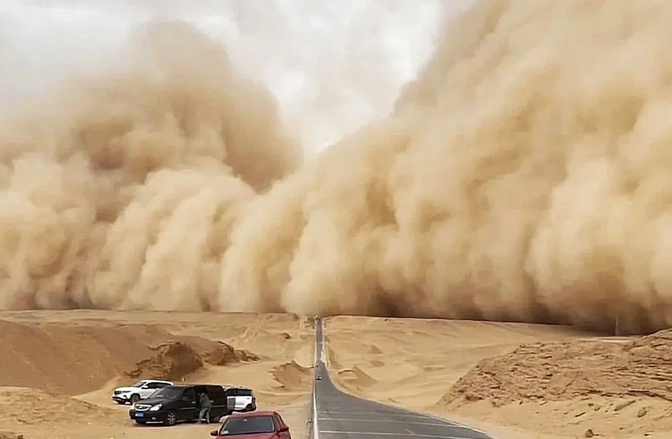 Эронга ёпирилган қум бўронида юзлаб одамлар жабрланди