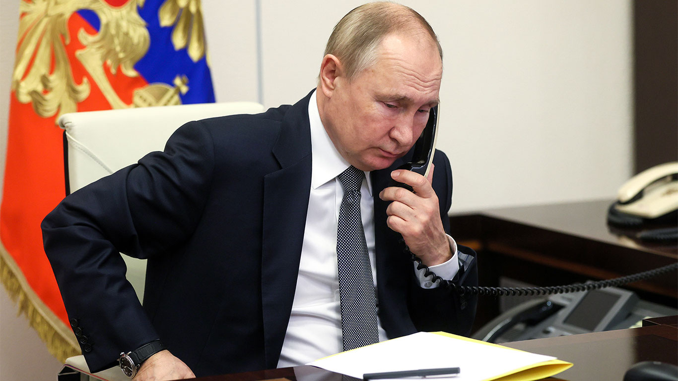 Putin Makron va Shols bilan telefonlashdi
