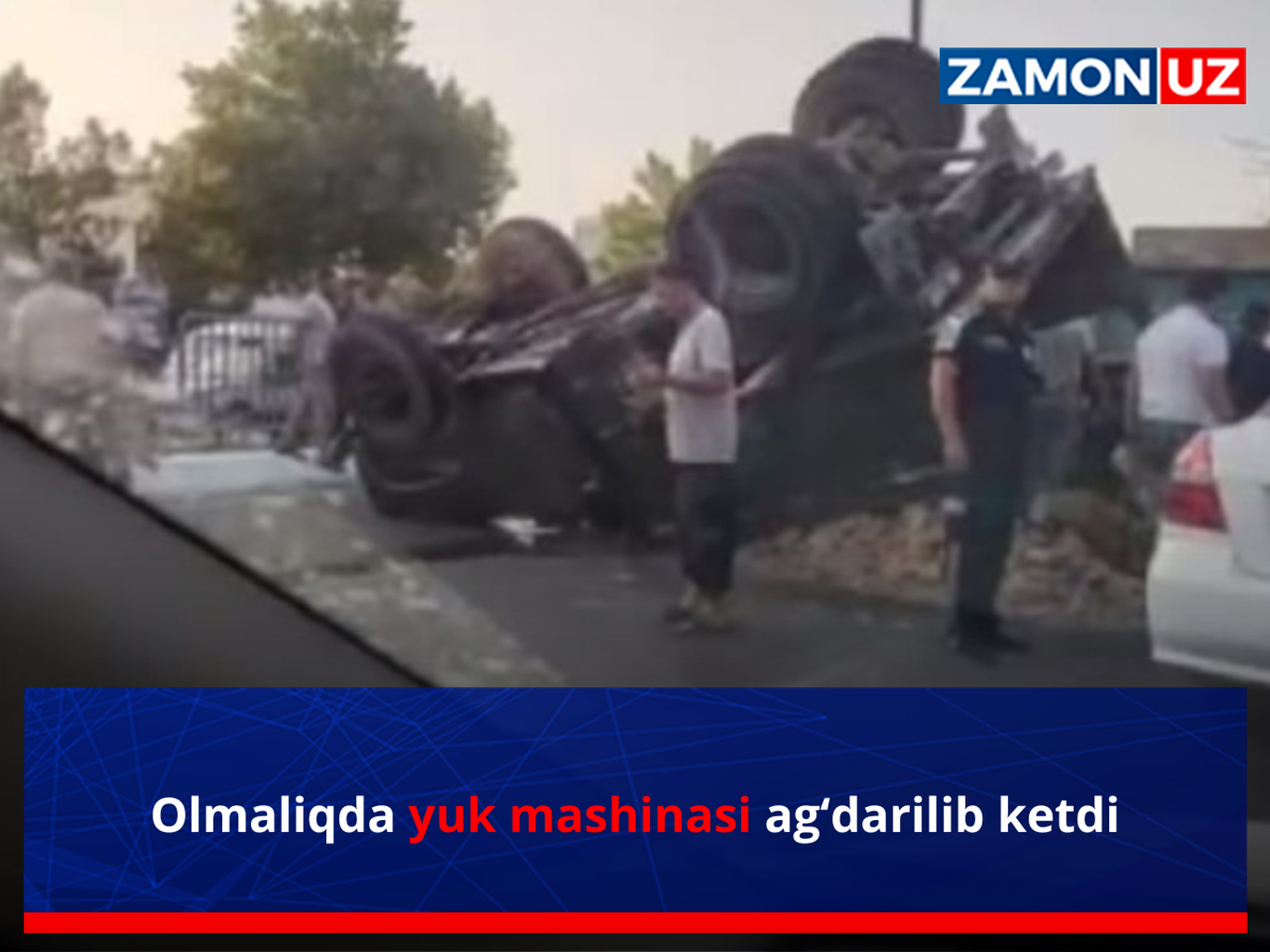 Olmaliqda yuk mashinasi agʻdarilib ketdi