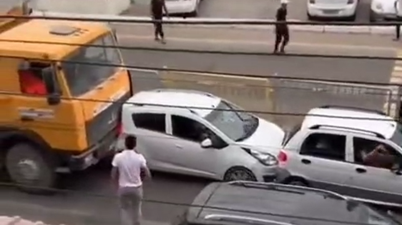 Тошкент вилоятида юк машинаси 6 та автомобиль билан тўқнашув содир этди