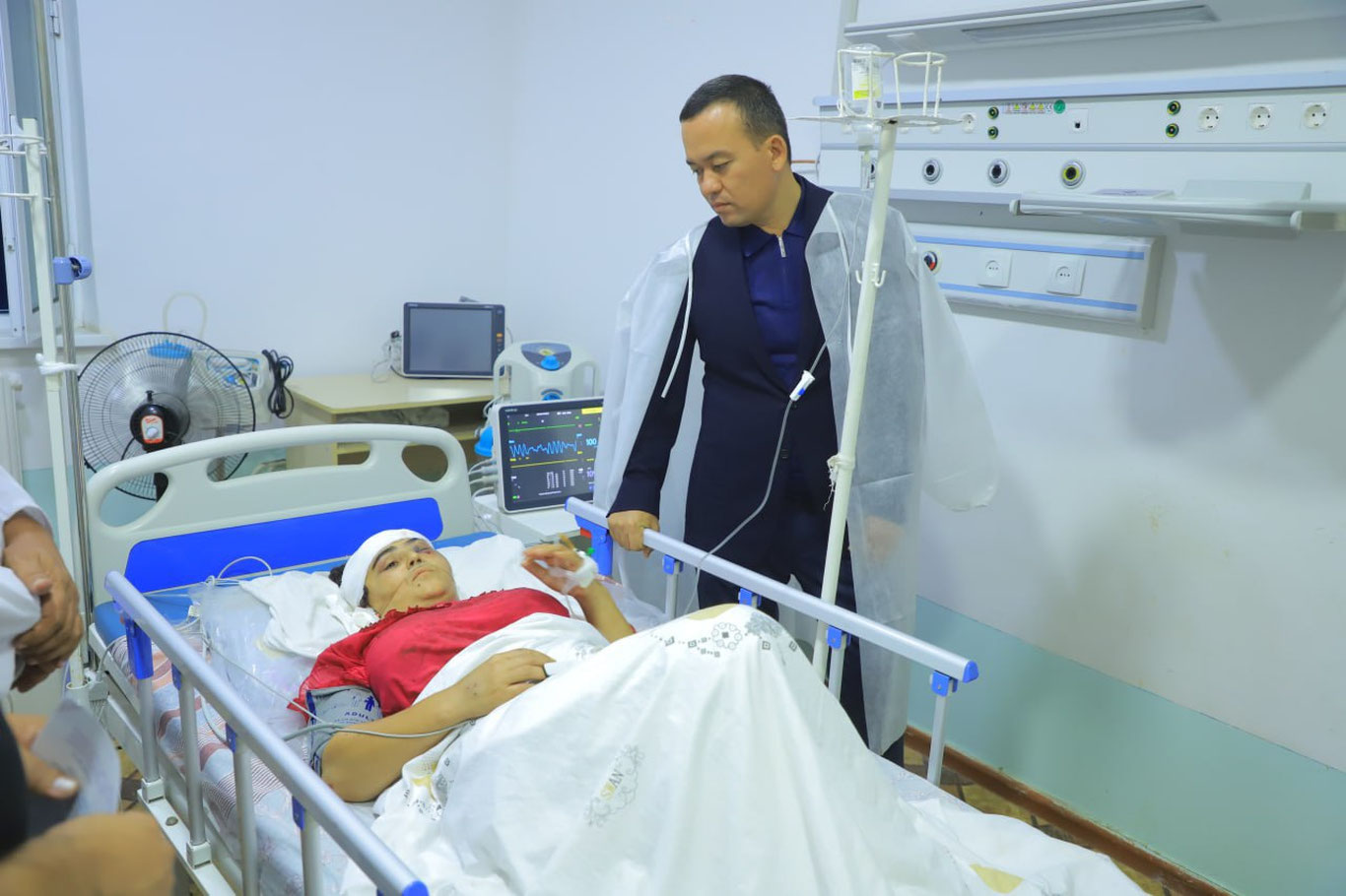 Сурхондарё ҳокими калтакланган директорни кўргани борди