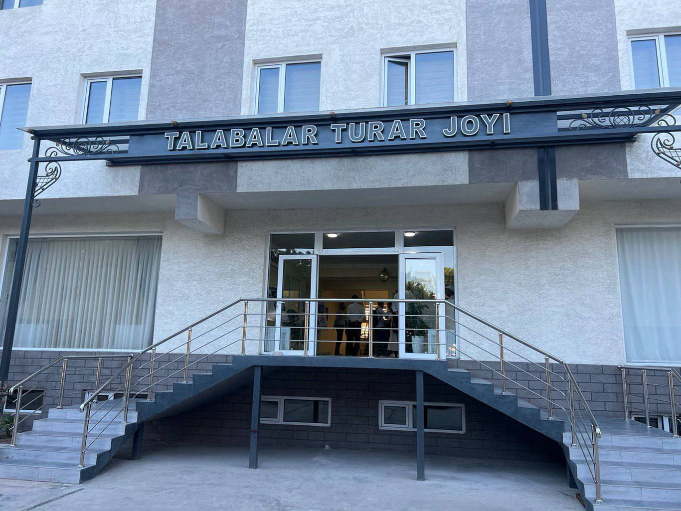 Kimlar yotoqxonada bepul turadi?