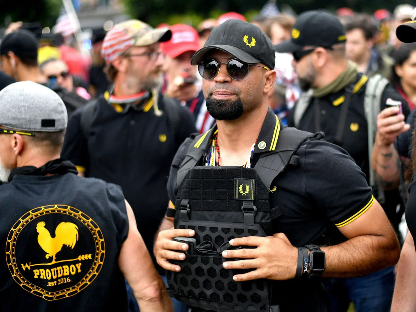 АҚШда «Proud Boys»нинг собиқ лидери 22 йилга қамалди